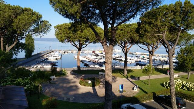 der Blick aus dem Hotelfenster auf den Lago di Bolsena