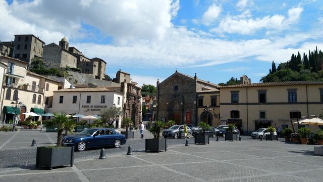 beim schönen Dorfplatz von Bolsena