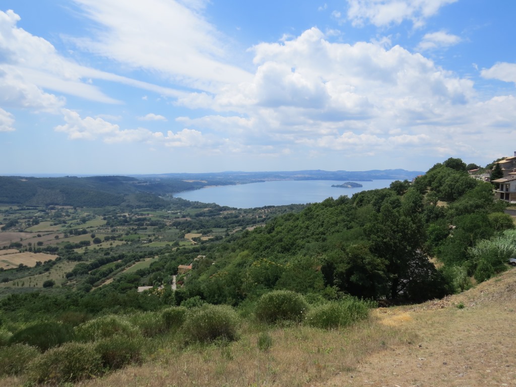 wir blicken Richtung Lago di Bolsena mit der Insel Bisentina