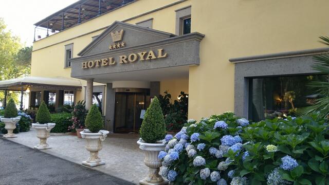 ...ins Hotel Royal