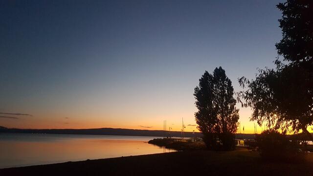 bevor wir ins Bett gehen, geniessen wir am Strand vom Lago di Bolsena, einen traumhaften Sonnenuntergang