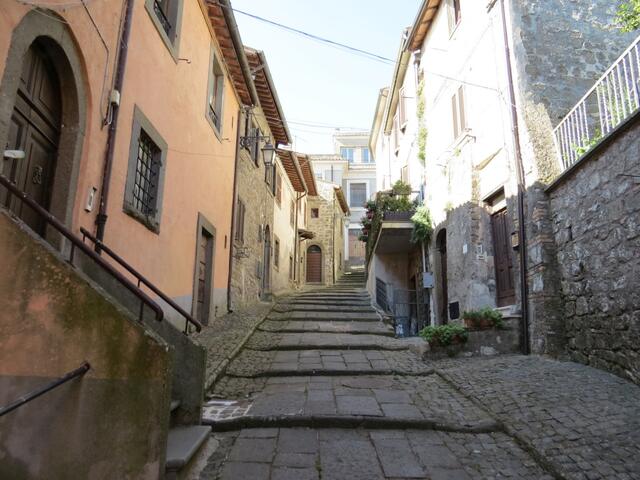 steil hinauf führt die Via Francigena durch die kleinen Gassen von Montefiascone