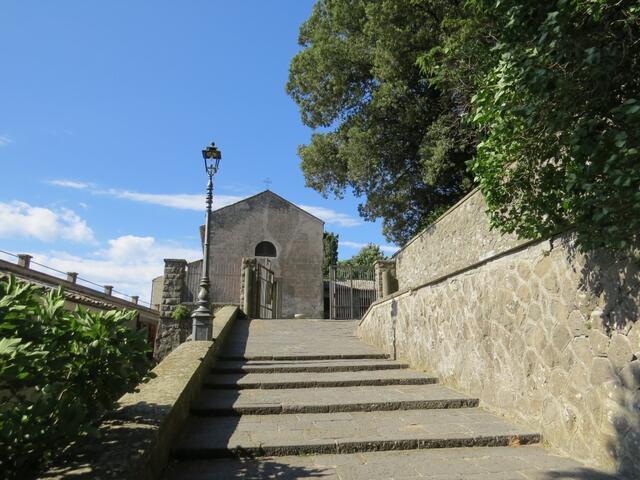 ...geht es weiter hinauf zum Parco della Rocca mit der Burg der Päpste