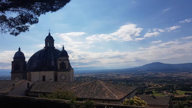 an der Basilica di Santa Margherita mit seiner grossen Kuppel vorbei...