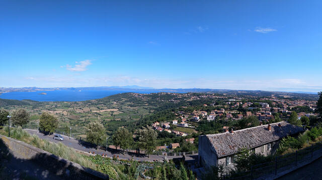 Blick Richtung Lago di Bolsena und Bolsena. Noch weiter am Horizont erkennen wir Radicofani