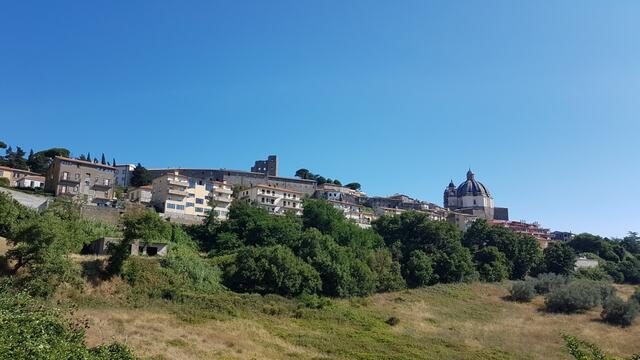 wir blicken zurück nach Montefiascone mit der grossen Basilica di Santa Margherita