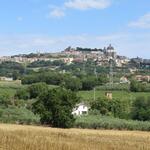 wieder blicken wir das auf einem Hügel befindliche Montefiascone zurück