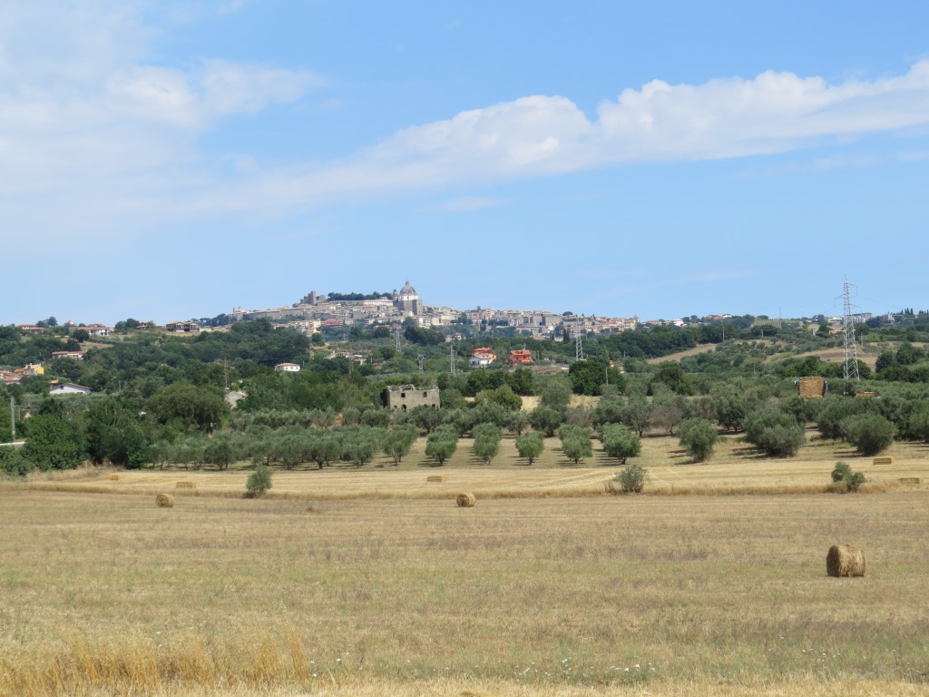 immer wieder blicken wir nach Montefiascone zurück