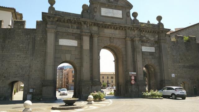 durch das Stadttor Porta Fiorentina betreten wir die historische Altstadt von Viterbo