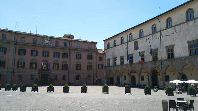 an der grossen Piazza della Rocca vorbei geht es immer weiter in die Altstadt hinein