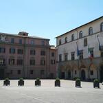 an der grossen Piazza della Rocca vorbei geht es immer weiter in die Altstadt hinein