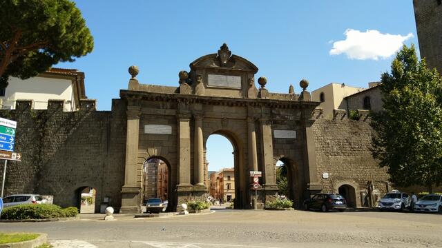 beim Stadttor Porta Fiorentina steigen wir in den Mietwagen und fahren zurück nach Bolsena...