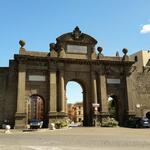 beim Stadttor Porta Fiorentina steigen wir in den Mietwagen und fahren zurück nach Bolsena...