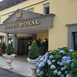 ...ins Hotel Royal