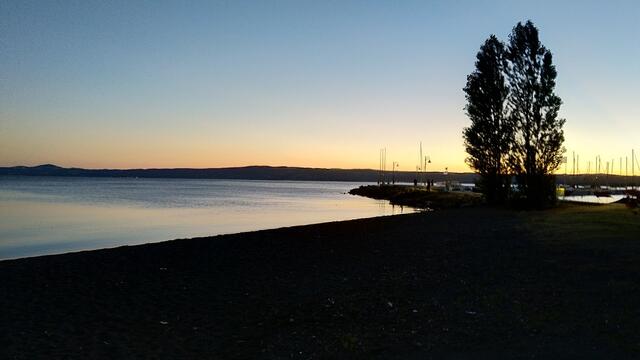 bevor wir ins Bett gehen, geniessen wir am Strand vom Lago di Bolsena, einen traumhaften Sonnenuntergang