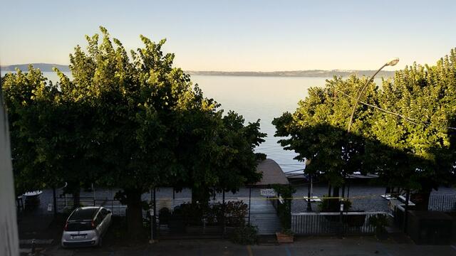 wir öffnen das Fenster und schauen auf den Lago di Bracciano. Ein wunderschöner Tag kündigt sich an