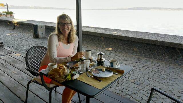 direkt am See geniessen wir das Frühstück...