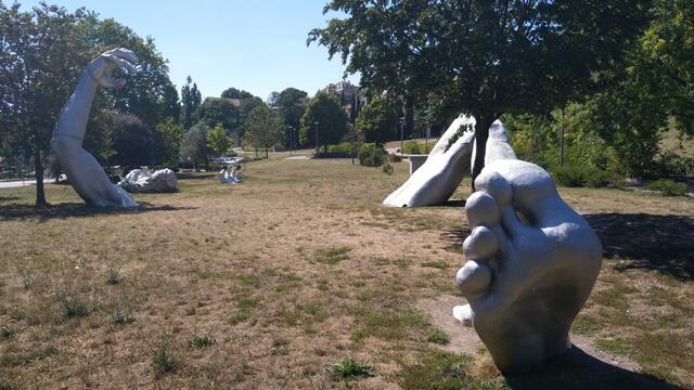 ...und fahren nach Viterbo. Beim Parkplatz bestaunen wir die riesige Skulptur von einem Riesen der aufwacht