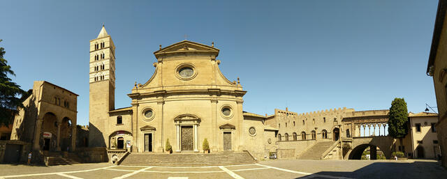 sehr schönes Breitbildfoto der Piazza San Lorenzo mit Kathedrale und Palazzo Papale
