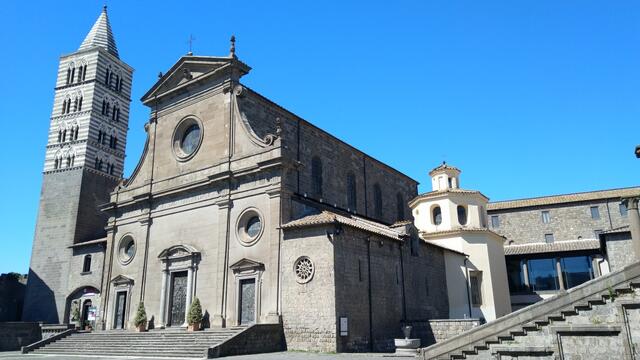 die schöne Kathedrale San Lorenzo aus dem 12. Jahrhundert