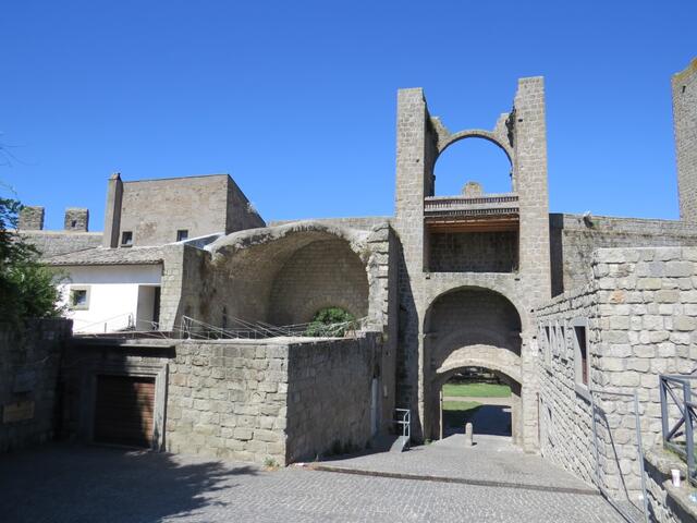 ...erreichen wir die historische Befestigungsanlagen und Stadtmauer mit der Porta di Valle von Viterbo