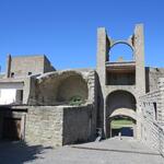 ...erreichen wir die historische Befestigungsanlagen und Stadtmauer mit der Porta di Valle von Viterbo