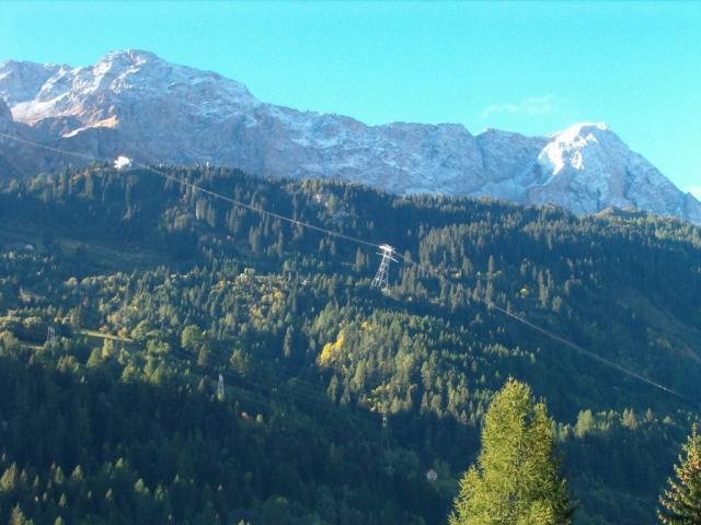 Blick auf die Seilbahn von Pescium mit Pizzo di Mezzodi