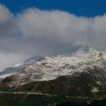 Blick Richtung verschneiter Gotthardpass Strasse