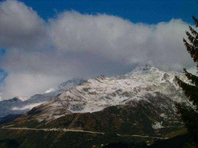 Blick Richtung verschneiter Gotthardpass Strasse