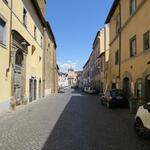 wir durchschreiten das Stadttor und befinden uns nun in der Altstadt von Capranica