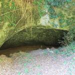von den Etrusker aus dem Tuffstein herausgeschlagene Höhlen sind ersichtlich