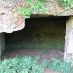 immer wieder tauchen nun von den Etrusker in den Tuffstein gebaute Höhlen auf