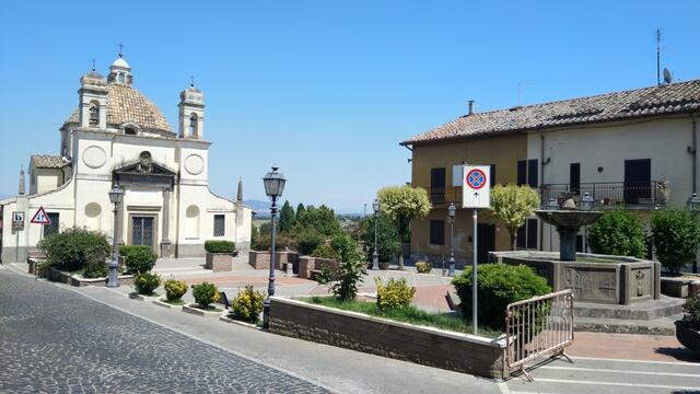 nach der Mittagsrast laufen wir durch das Dorfzentrum mit der Chiesa San Giuseppe von Monterosi