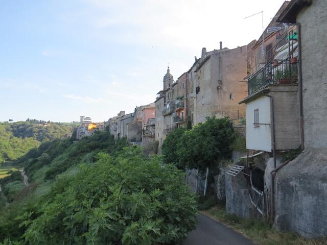 schweisstreibend führt der Weg steil hinauf ins Ortszentrum von Campagnano di Roma