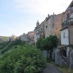 schweisstreibend führt der Weg steil hinauf ins Ortszentrum von Campagnano di Roma