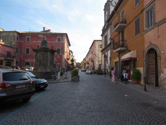 an diversen mittelalterlichen Häusern vorbei erreichen wir das Dorfzentrum von Campagnano di Roma wo unsere heutige Etappe ende