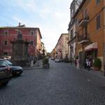 an diversen mittelalterlichen Häusern vorbei erreichen wir das Dorfzentrum von Campagnano di Roma wo unsere heutige Etappe ende