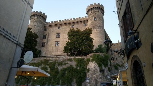 mit dem Auto fuhren wir danach dem See entlang, nach Bracciano mit dem Castello Orsini-Odescalchi