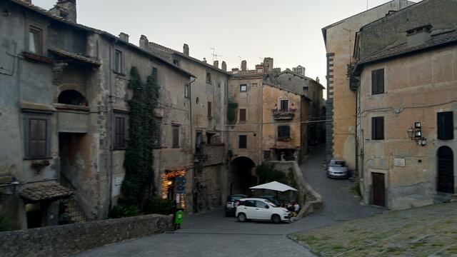 die Altstadt umgibt die Burg und weist viele Ristoranti auf