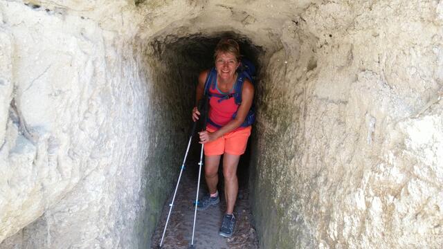 wir besuchen antike Etruskische Wassertunnel