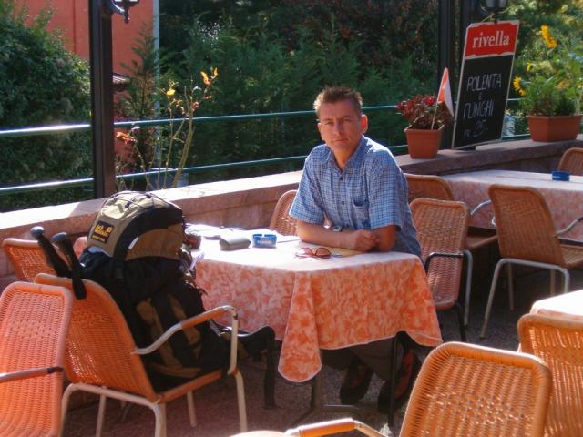 Franco geniesst in Miglieglia den Cappuccino