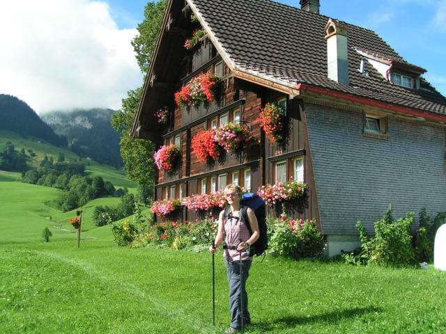 Mäusi vor einem Appenzeller Haus
