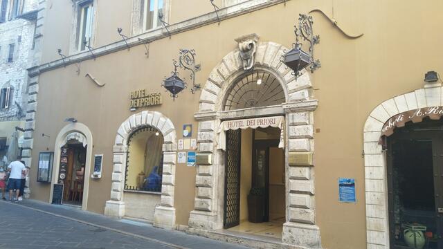 ...und verlassen danach das Hotel dei Priori mitten in der Altstadt von Assisi