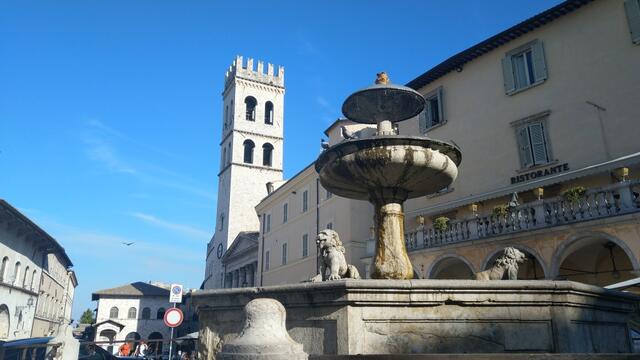 bei der Piazza del Comune mit dem Torre del Popolo