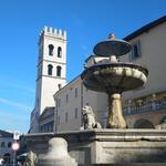 bei der Piazza del Comune mit dem Torre del Popolo