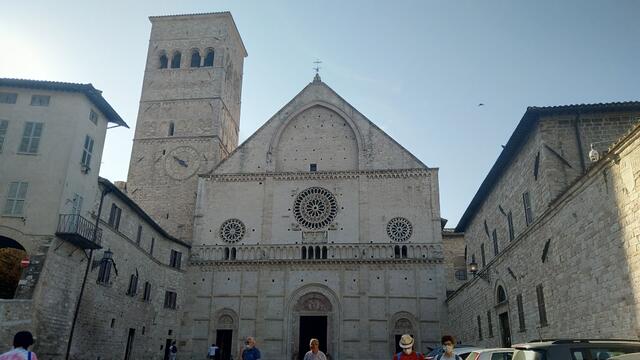 nach einem kleinen Spaziergang erreichen wir die romanische Kathedrale San Rufino erbaut 1120