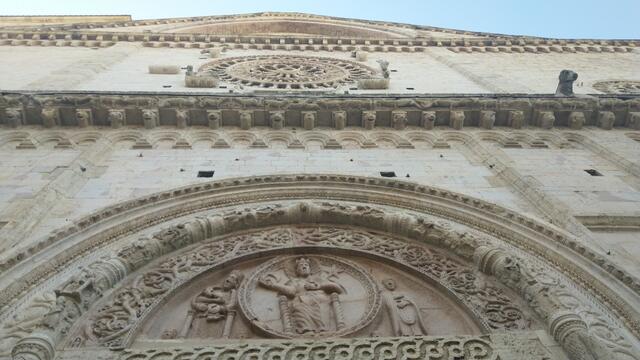 die Fassade von 1134 zählt zu den reichsten in Umbrien. Sie besitzt 3 Portale und 3 Fensterrosetten