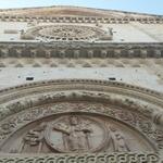 die Fassade von 1134 zählt zu den reichsten in Umbrien. Sie besitzt 3 Portale und 3 Fensterrosetten