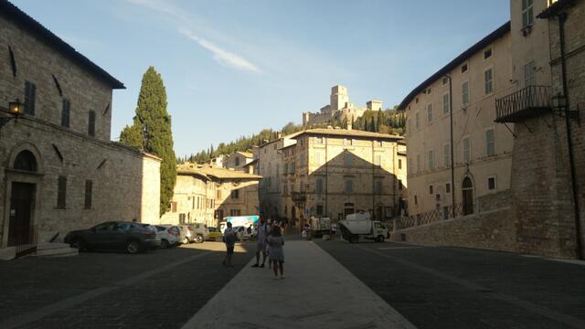 über die Piazza Santa Chiara...