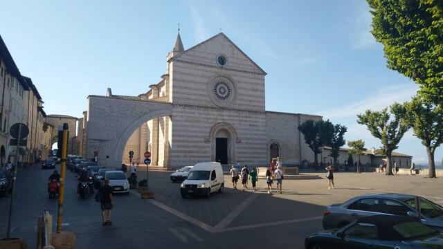 ...erreichen wir die mit rosa Stein vom Monte Subasio 1257 erbaute gotische Basilika Santa Chiara